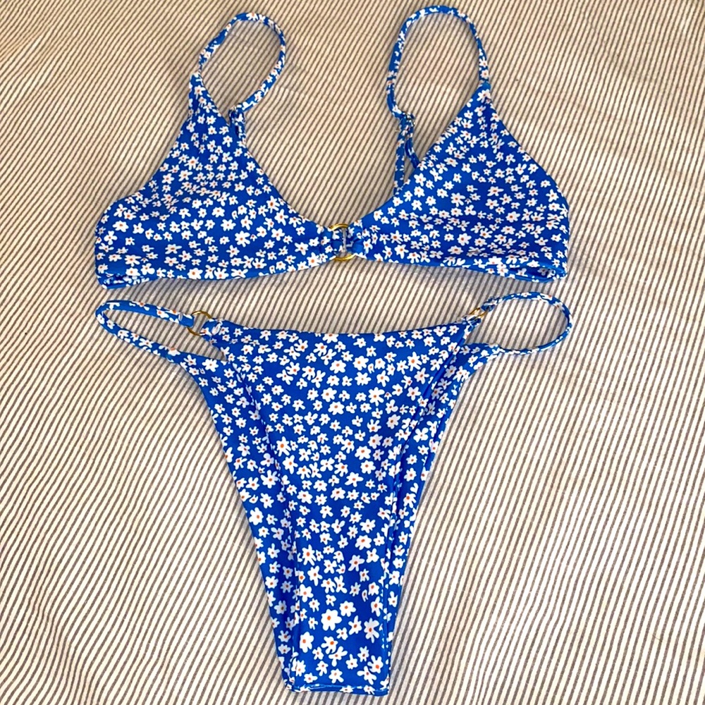 Blue daisy bikini